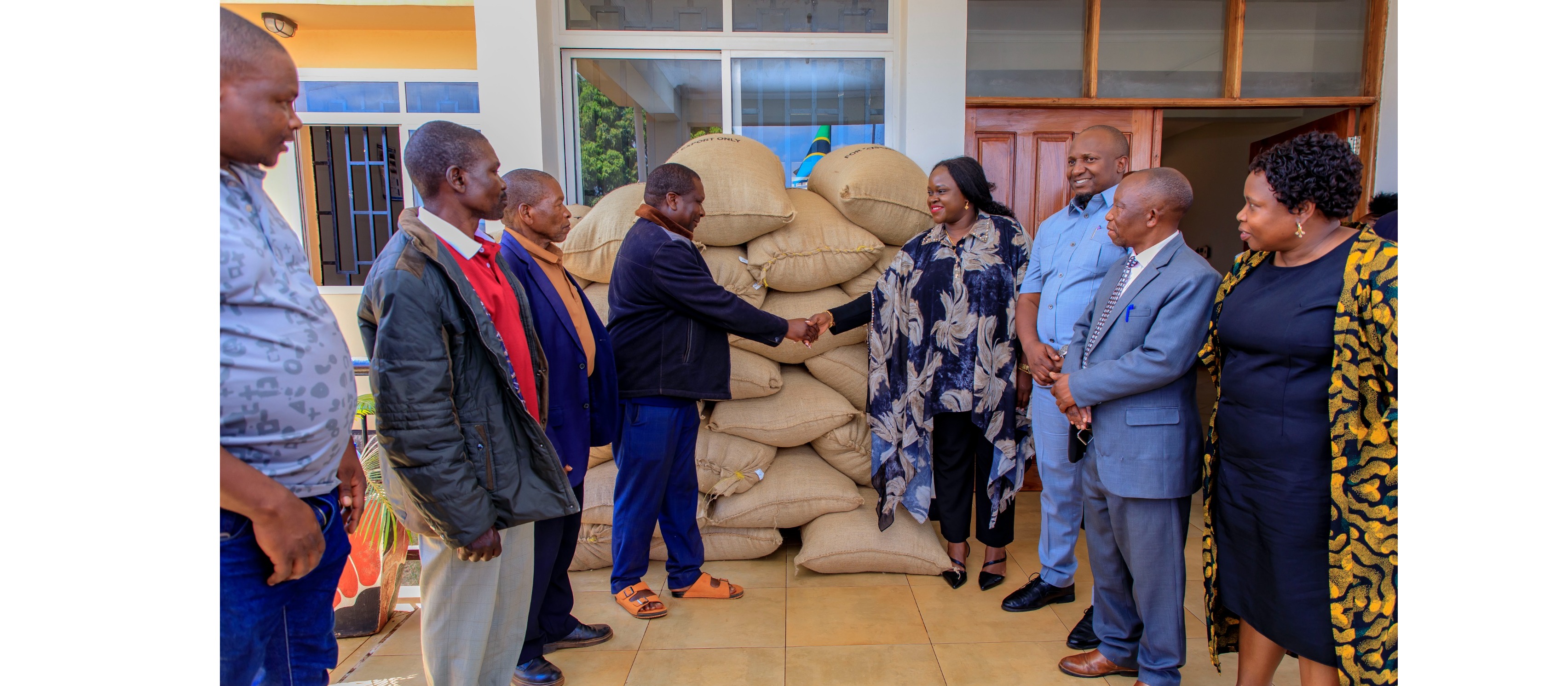 KAPINGA AKABIDHI KILO 1000 ZA MBEGU ZA KAHAWA KWA AMCOS 20.